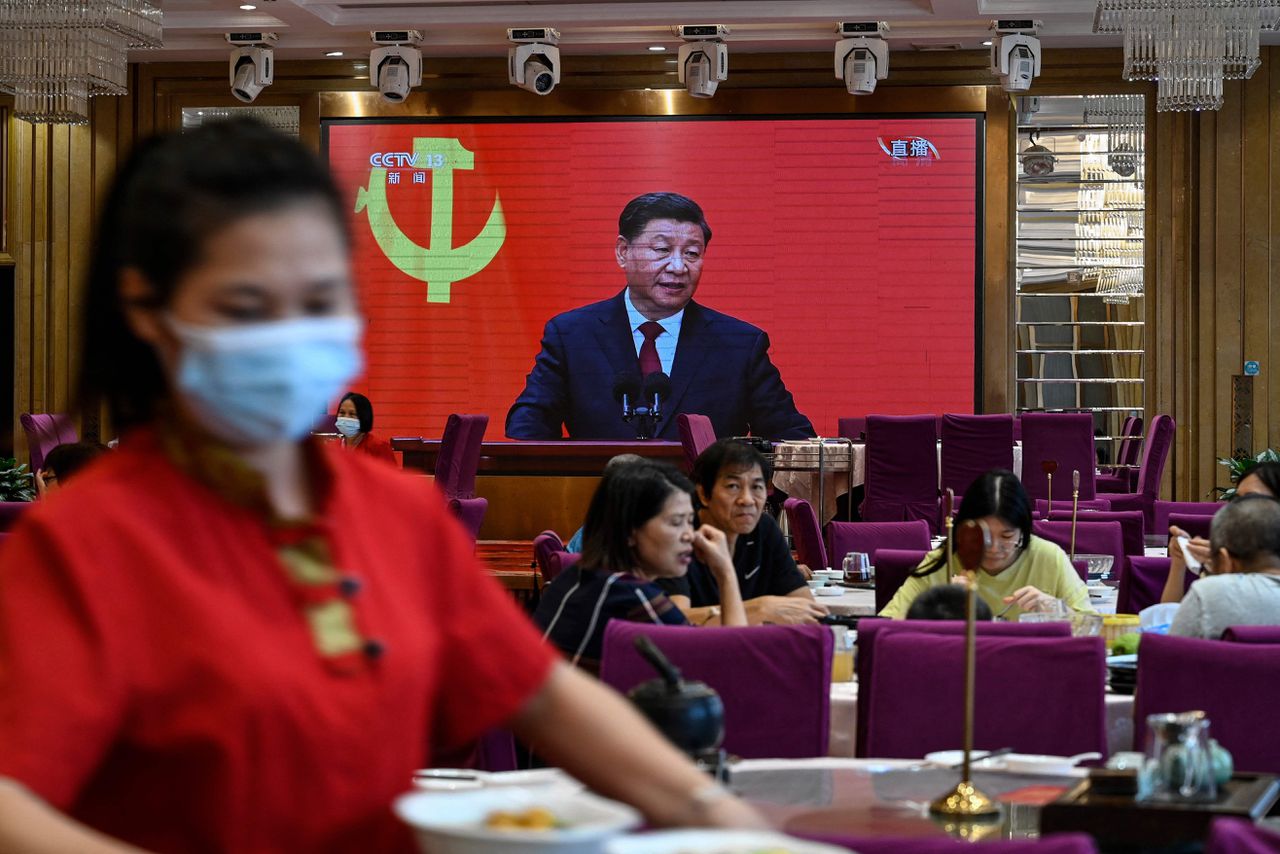 In een restaurant in Foshan, ten noordwesten van Hong Kong, kan het partijcongres van de Communistische Partij van China live worden gevolgd op een groot scherm.