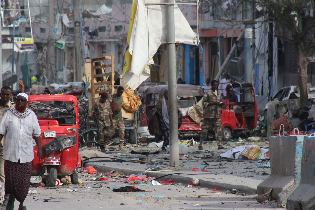 De ravage na twee bomaanslagen in de Somalische hoofdstad Mogadishu.