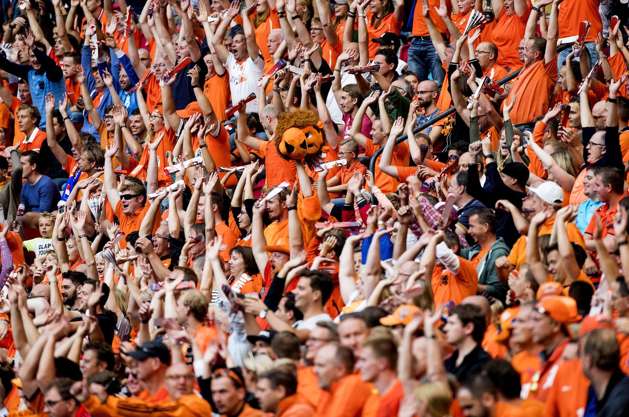 Oranjefans tijdens de WK-kwalificatiewedstrijd van Nederland tegen Bulgarije.