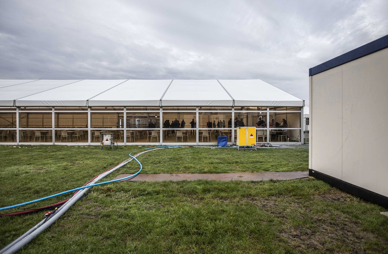 Een nieuwe noodopvang voor asielzoekers op het evenemententerrein van Walibi in Biddinghuizen.