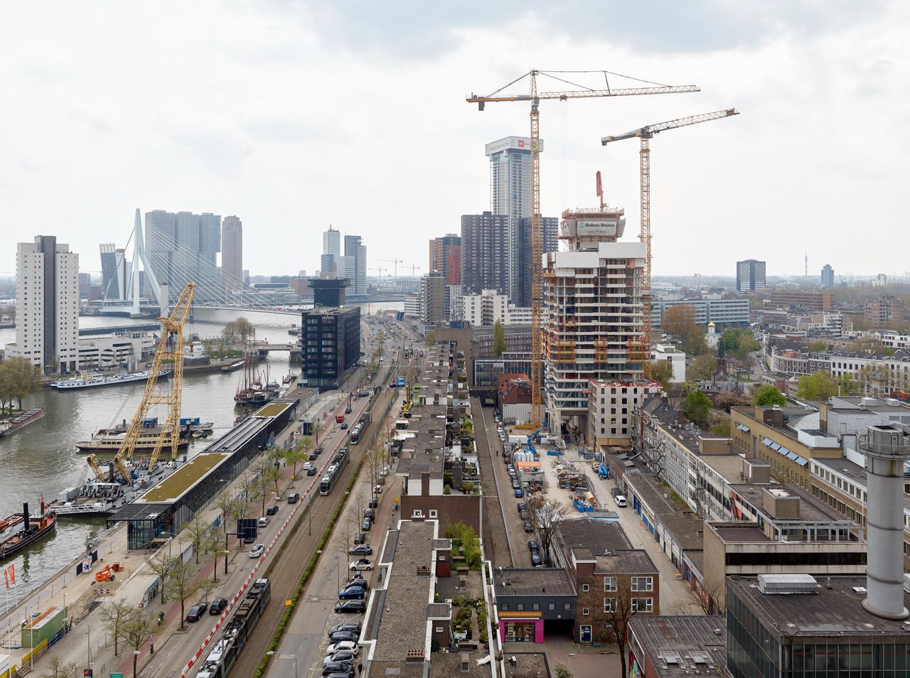 In het centrum van Rotterdam verrijzen twee nieuwe woontorens.