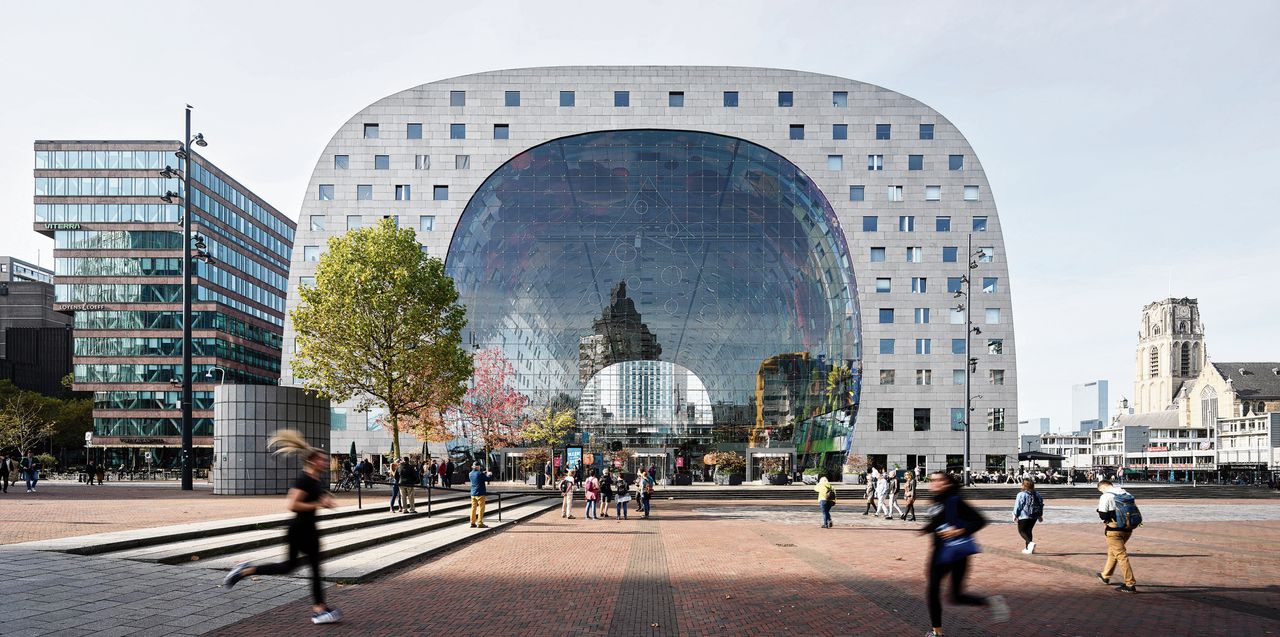 Bij de Markthal was de binnenkant van het gebouw op artist impressions overdag helder verlicht en het plafond zichtbaar.