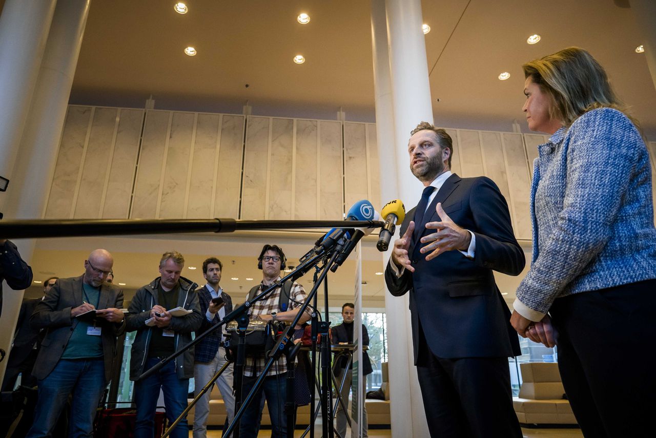 Ministers Christianne van der Wal (Natuur en Stikstof, VVD) en Hugo de Jonge (Volkshuisvesting, CDA) geven een toelichting op de Porthos-uitspraak, deze woensdag.