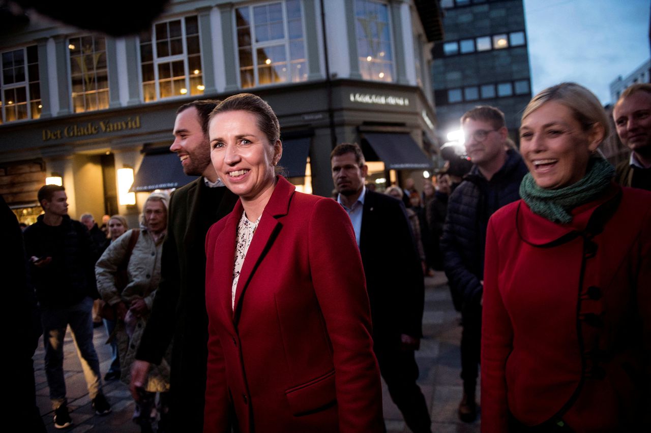 Premier Mette Frederiksen van Denemarken en haar minister van Transport Trine Bramsen op verkiezingsavond in Odense.