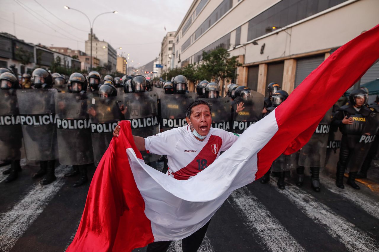 Een demonstrant in Lima, Peru.