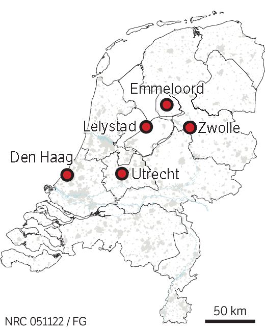 Een dagje OV-reizen in Nederland. Geheel boven: ticketautomaten op station Utrecht Centraal.Midden: buschauffeur én „bussengek”, André Boersma, bij de bushalte in Emmeloord.Onder: reizigers op het ‘balkon’ in de NS trein naar Den Haag.