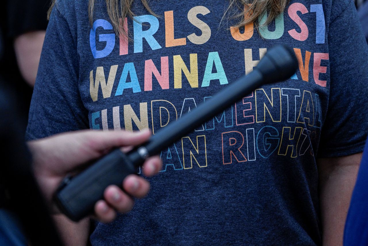 Een vrouw op een bijeenkomst voor Democraten eind oktober in Ohio. Op haar shirt staat: ‘Girls just wanna have fundamental rights.’