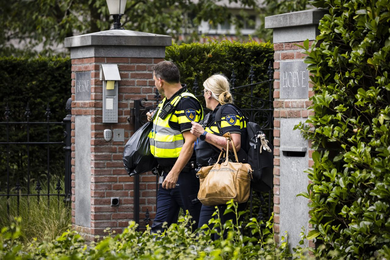 De FIOD en de politie doen op 13 september een inval in het woonhuis van Jumbo-topman Frits van Eerd in Heeswijk-Dinther.