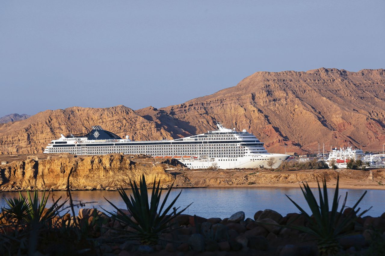 Een cruiseschip in de haven van Sharm-el-Sheikh deze vrijdag. Zondag begint in de Egyptische stad een klimaattop.