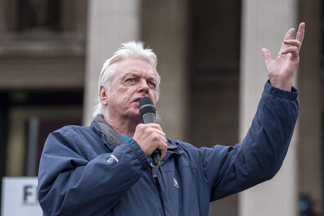 David Icke bij een demonstratie in Londen in 2020.