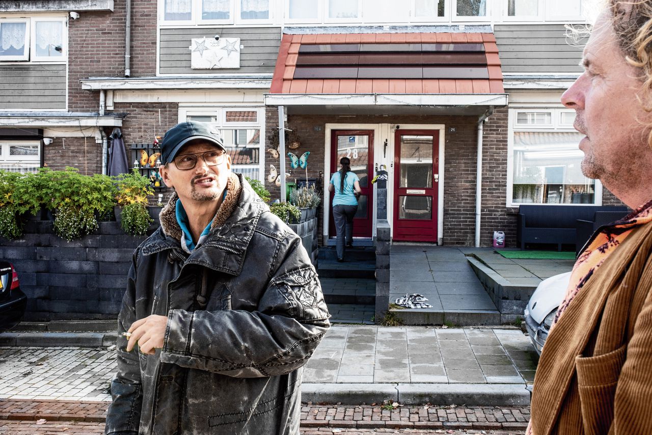 Mike Bakker in gesprek met buurtconciërge René Oudenhoven. Bakker (48) komt rond van een arbeidsongeschiktheidsuitkering en kan een hoger maandbedrag op zijn energierekening niet betalen.