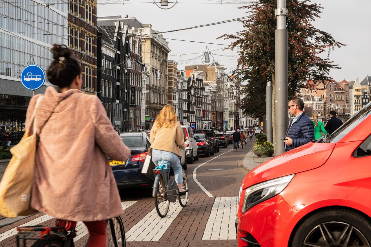 De ‘Bijenkorffile’ slingert zich meerdere dagen per week, en sowieso elk weekend, van Muntplein via Rokin naar Damrak.