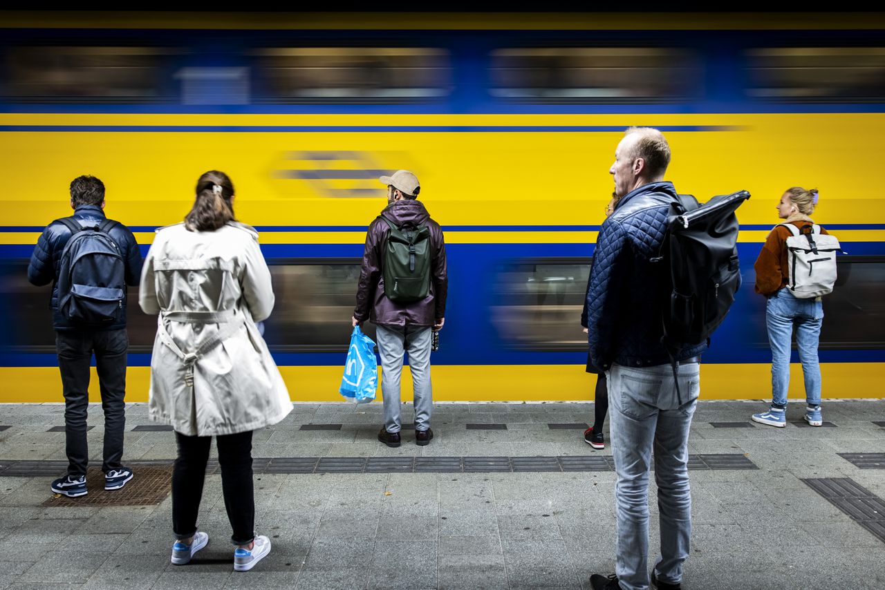 Reizigers in de ochtendspits op station Utrecht centraal.