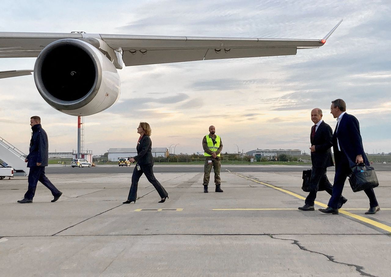 De Duitse bondskanselier Olaf Scholz (tweede van rechts) en staatssecretaris Jörg Kukies stappen in Berlijn op het vliegtuig naar China.