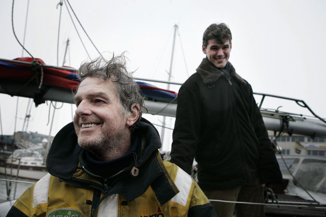 Henk de Velde vlak na zijn aankomst in de haven van IJmuiden met zijn zoon Stefan (rechts), in 2004. Met zijn schip had hij in 3,5 jaar ruim 56.000 km afgelegd. Daarbij had De Velde zijn schip laten vastvriezen in het poolijs.