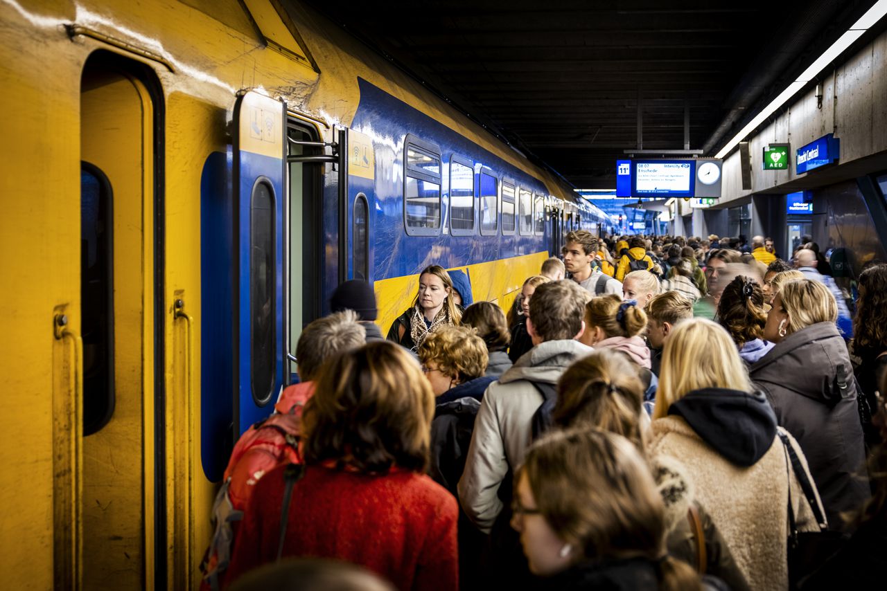 Door de ingekorte dienstregeling is het vaker dringen geblazen.