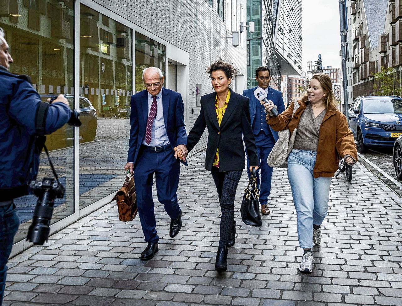 Gerard Sanderink met zijn partner Rian van Rijbroek donderdag bij aankomst bij het Gerechtshof in Amsterdam.