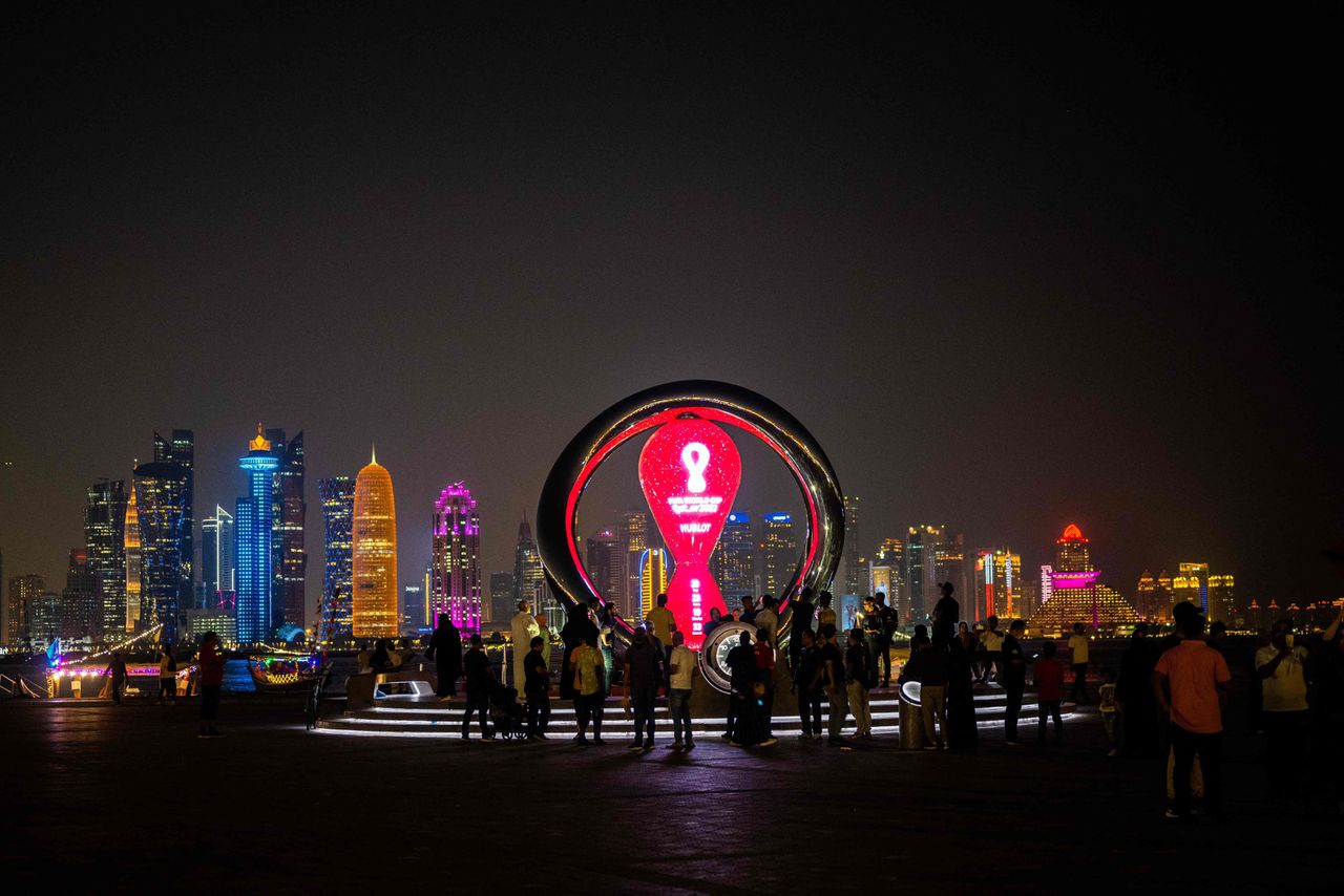 Bezoekers in de Qatarese hoofdstad Doha aanschouwen het aftellen voorafgaand aan het WK.