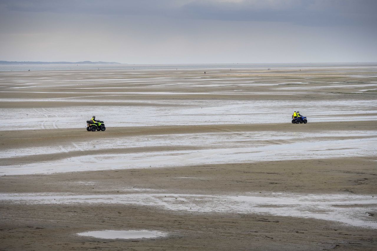 Reddingswerkers zoeken rond het Groene Strand naar de vermisten, twee dagen na het vaarongeluk tussen de watertaxi en snelboot.