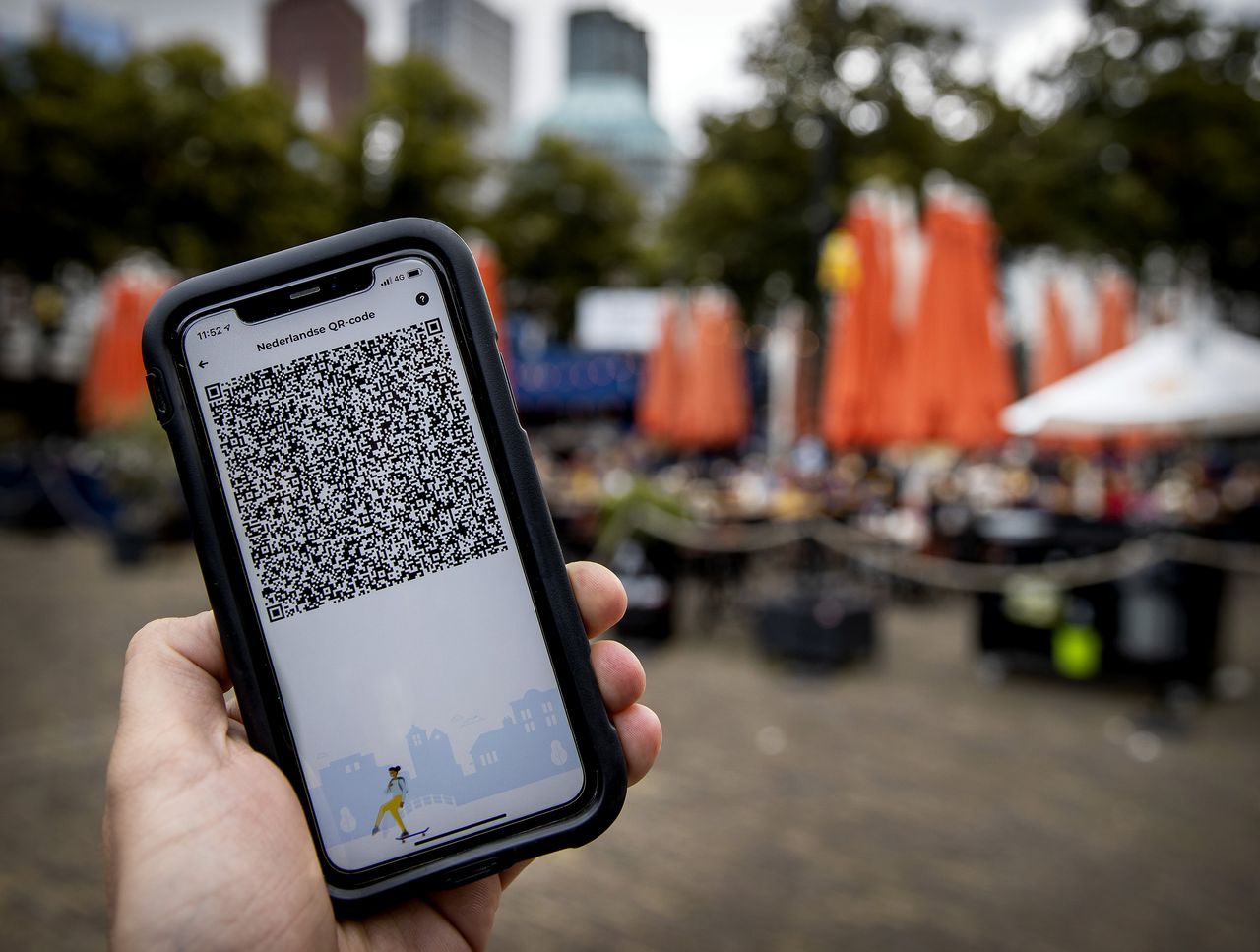 Een mobiele telefoon met de QR-code via de app CoronaCheck.