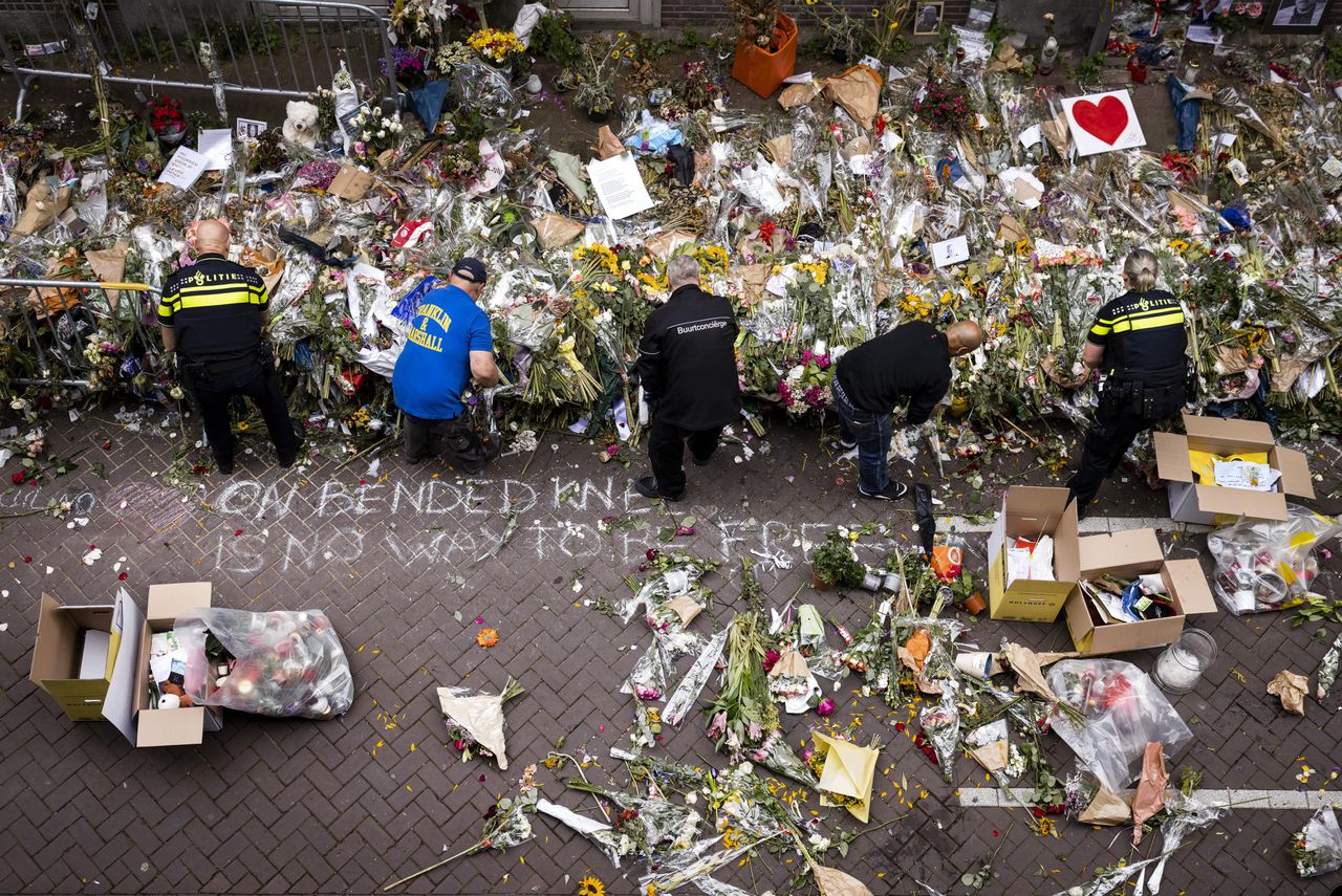 Steunbetuigingen en bloemen op de plek in Amsterdam waar Peter R. de Vries is vermoord.