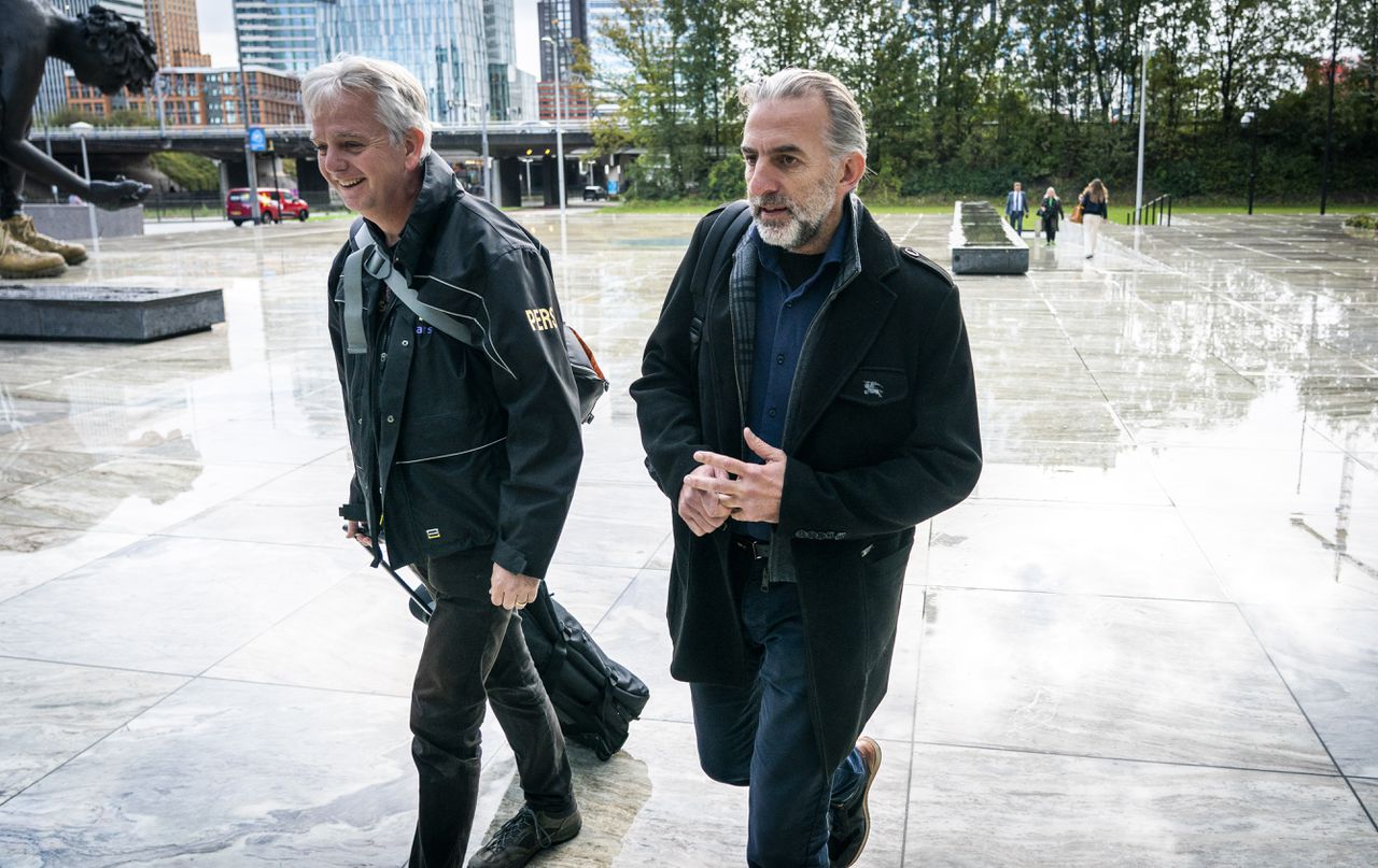 Mordechai Krispijn (rechts) van de organisatie Samen voor Nederland bij de rechtbank in Amsterdam.