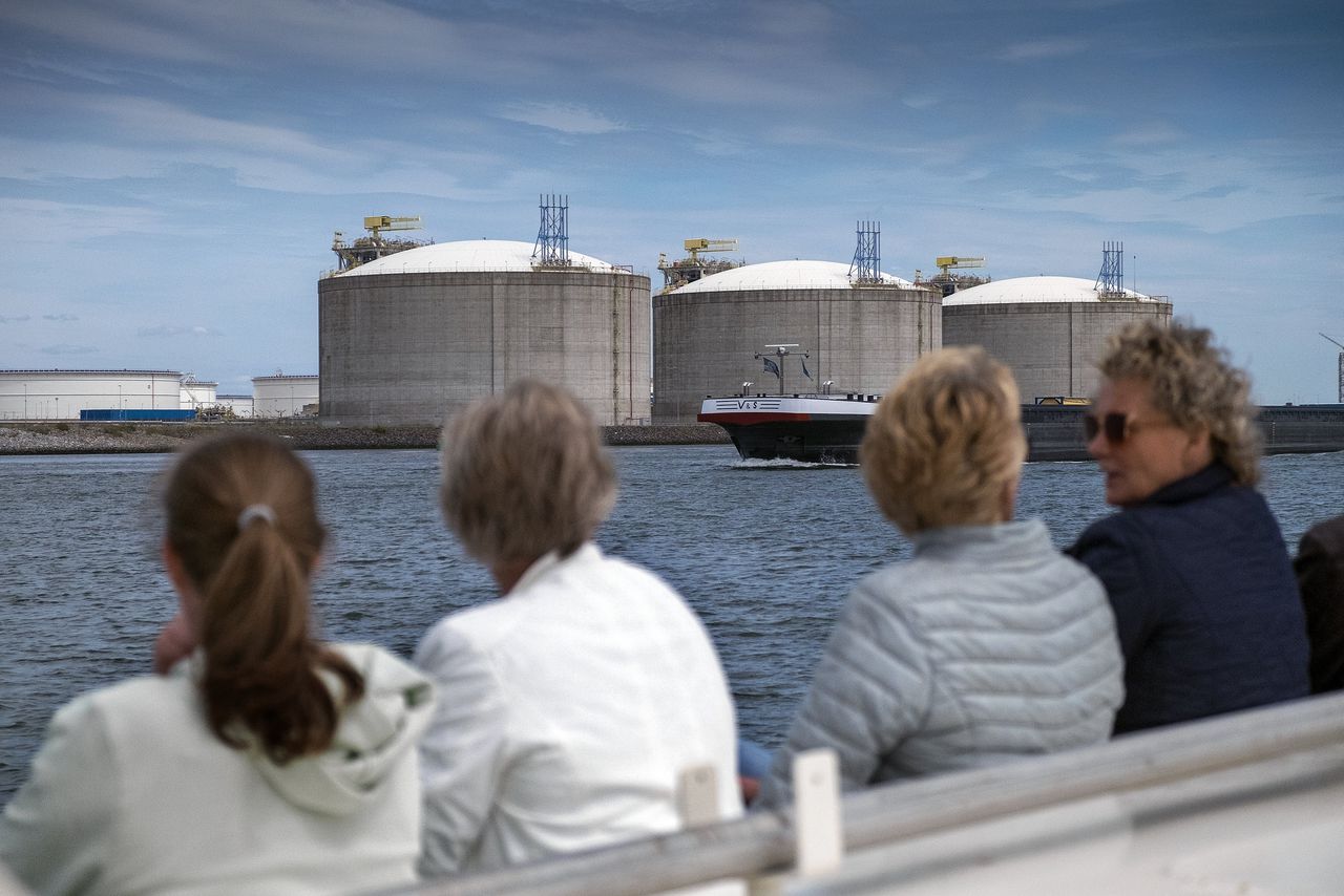 Drie lng-opslagtanks met elk een opslagcapaciteit van 180.000 m3 in de lng-importterminal in Rotterdam.