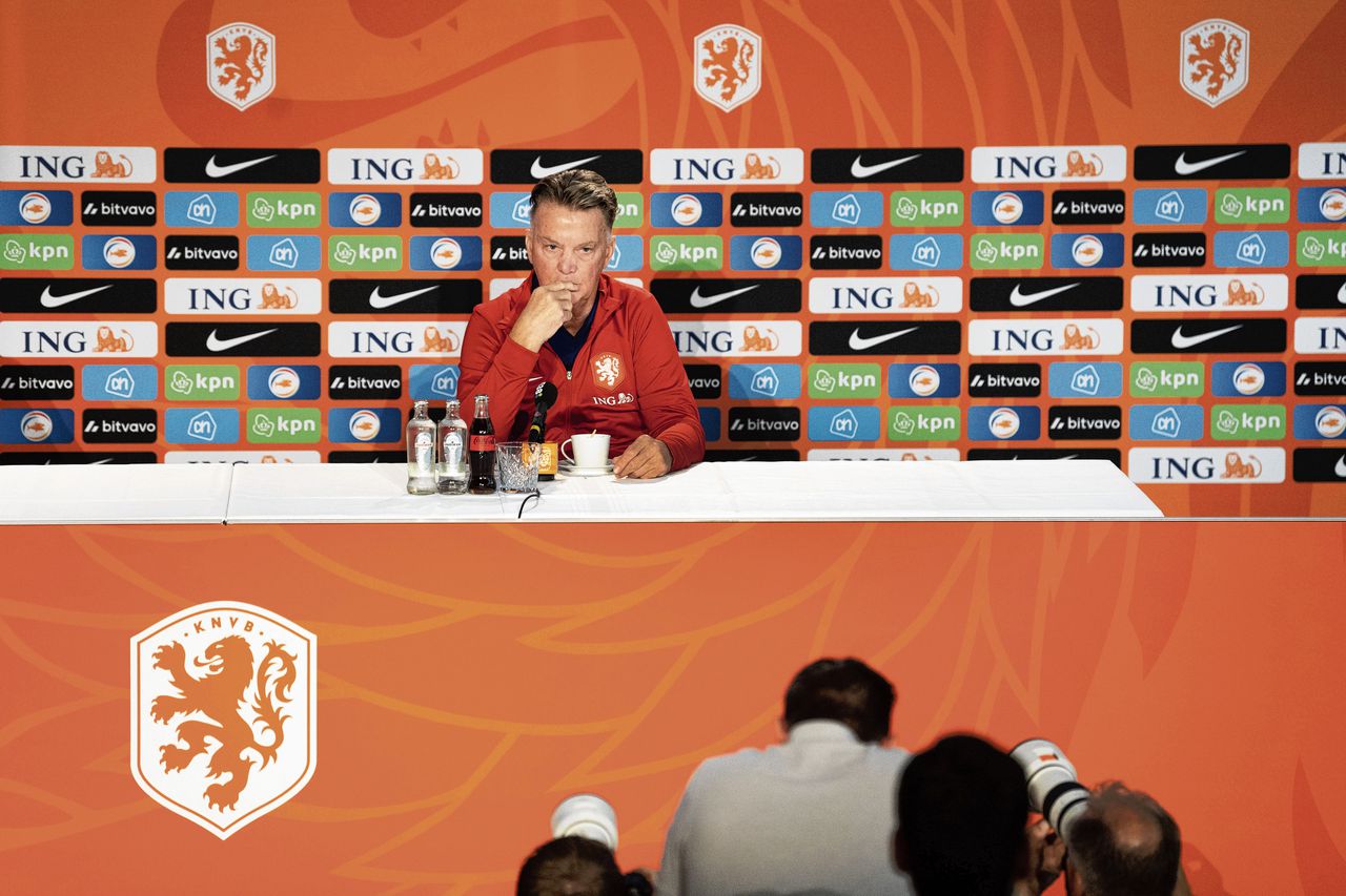 Een persconferentie van bondscoach Louis van Gaal voor een bord met KNVB-sponsors.