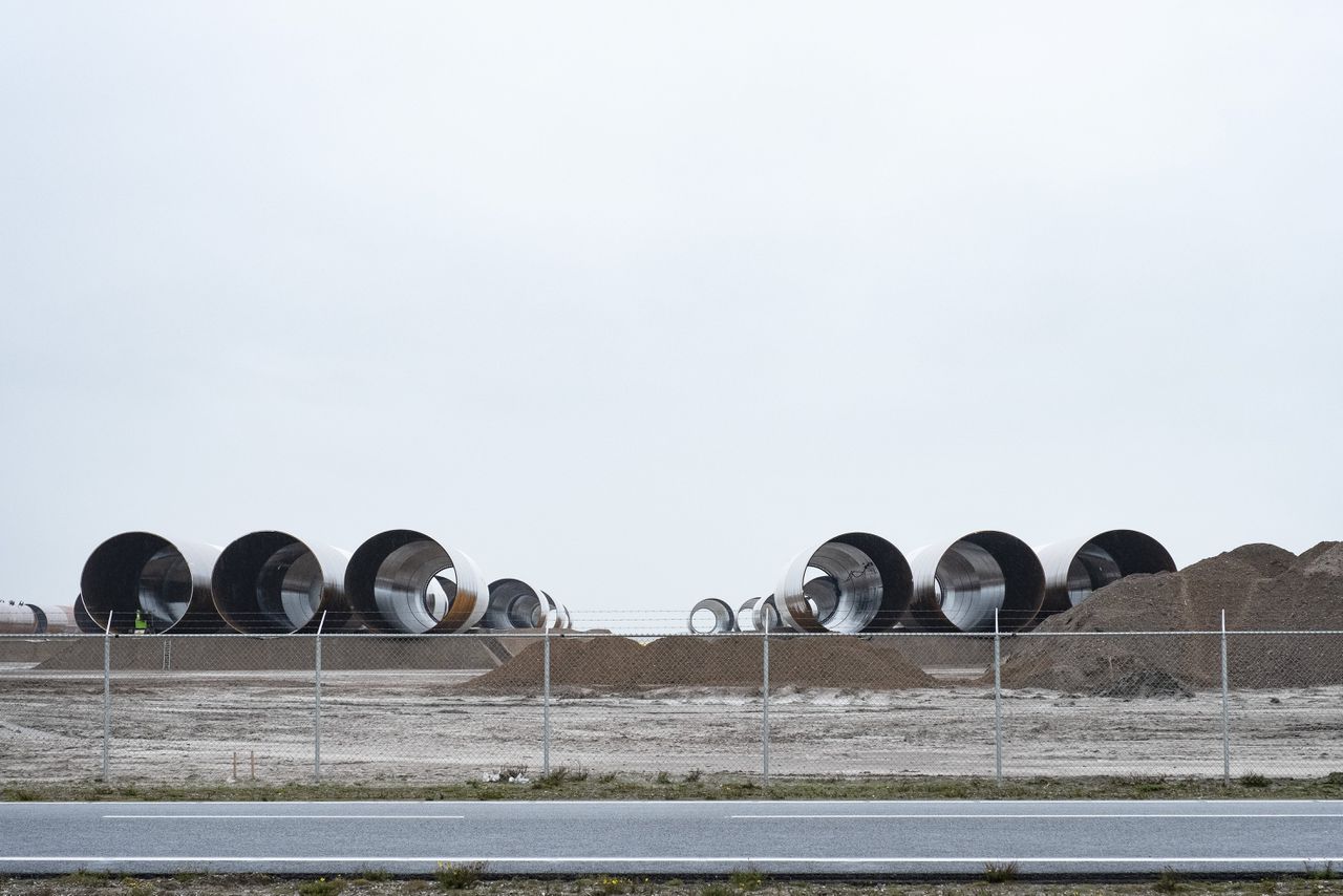 Bouwmateriaal bij de Rotterdamse haven. Voor bouwbedrijven wordt het met het wegvallen van de bouwvrijstelling een stuk lastiger vergunningen te krijgen.