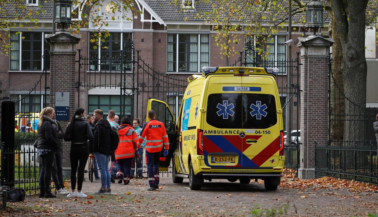 Hulpverleners zaterdag bij de kliniek waar een medewerker na een steekpartij om het leven is gekomen.