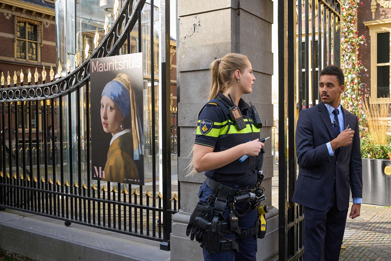 Politie buiten het Mauritshuis na aanhouding van de drie verdachten.