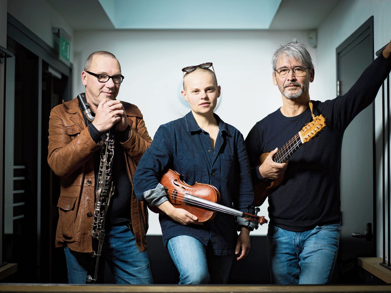 De winnaars van de Willem Breuker Prijs 2022: violist Diamanda La Berge Dramm (midden), en het duo van luitist Mike Fentross (links) en basklarinettist Maarten Ornstein (rechts).