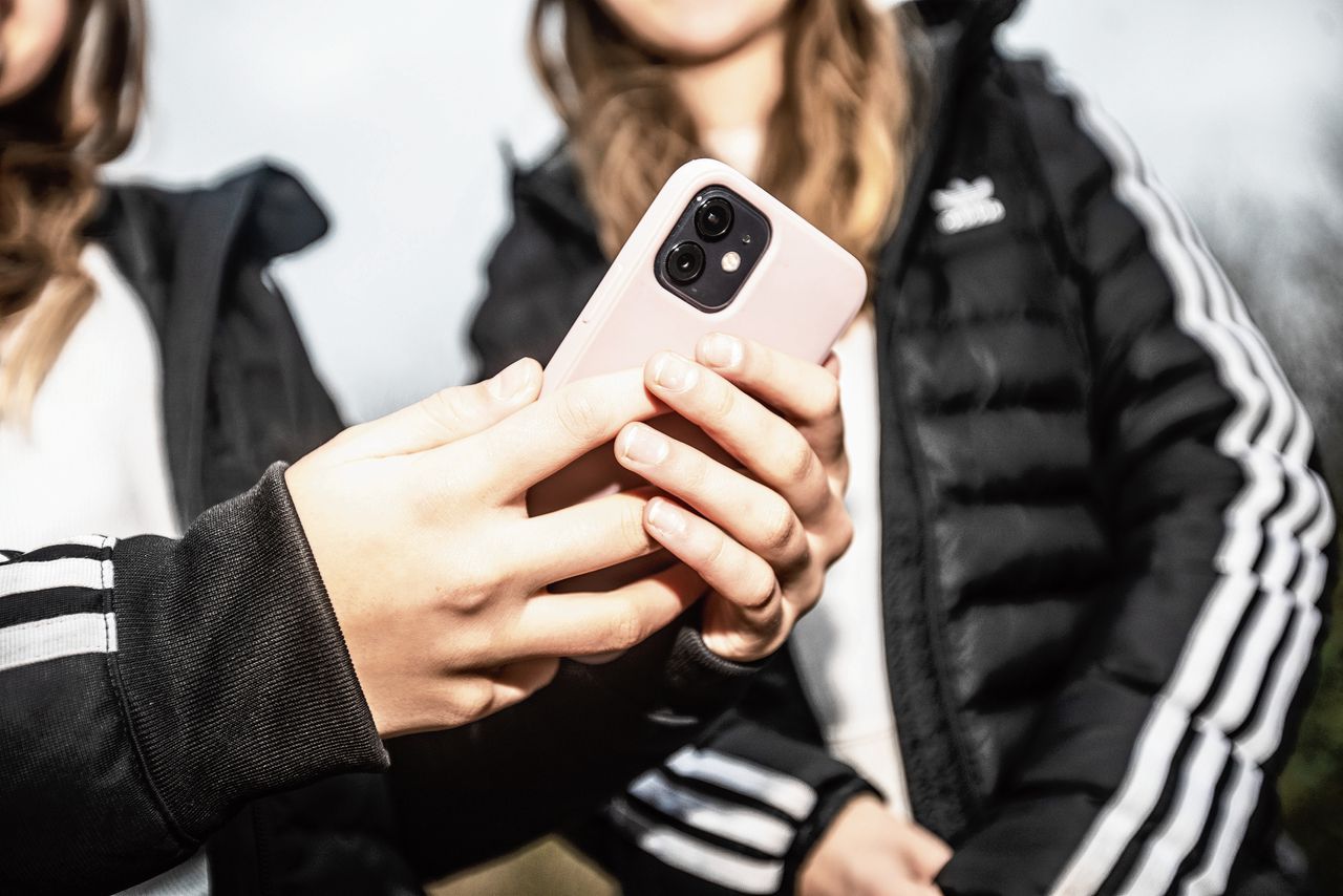 Kinderen en jongeren brengen soms wel vier uur per dag door op TikTok.