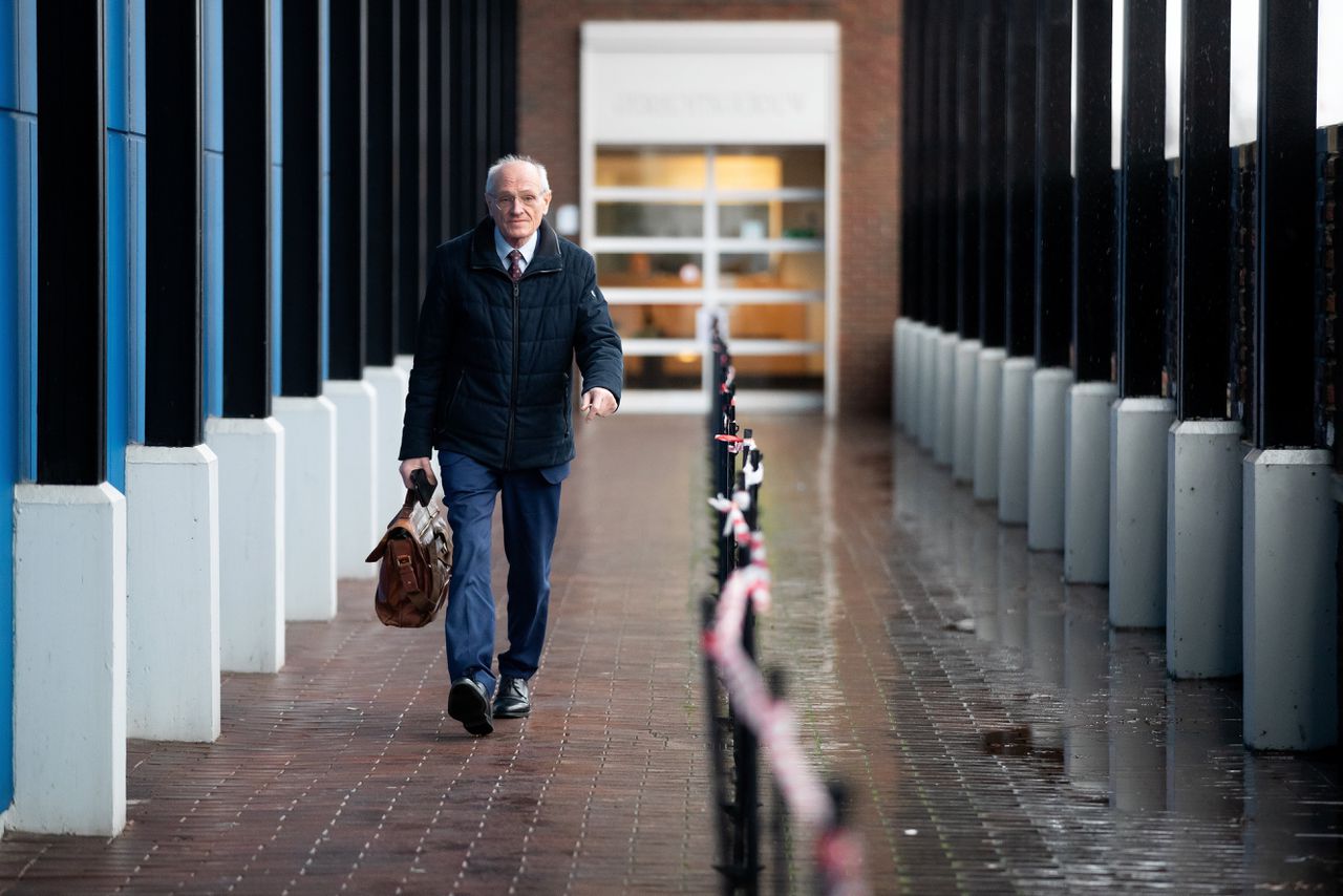 Gerard Sanderink verlaat de rechtbank in Almelo, in 2021. Hij moest voorkomen in een van de vele rechtszaken waarin hij verwikkeld is. Dit keer ging het om smaad.