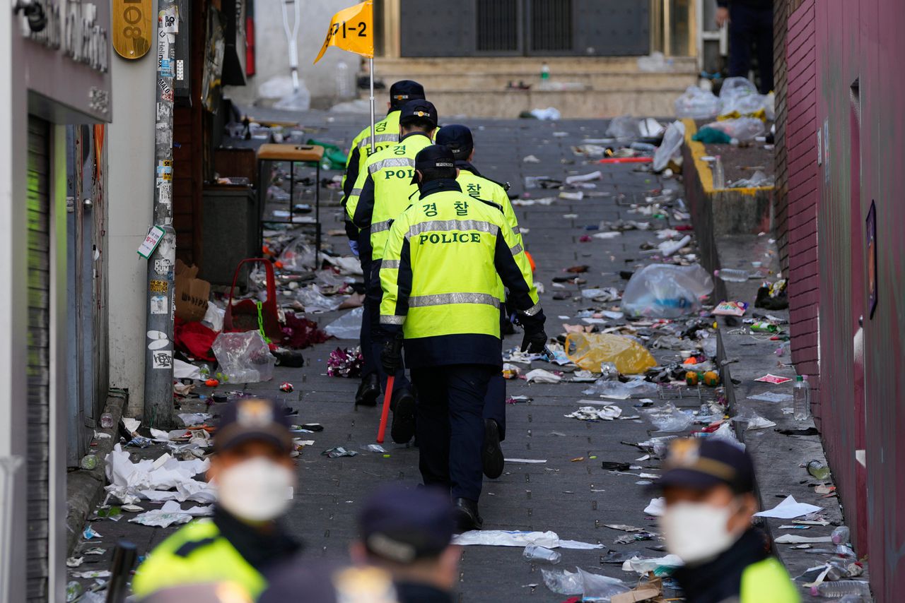 Politieagenten doen onderzoek in een steeg in de hippe uitgaanswijk Itaewon.