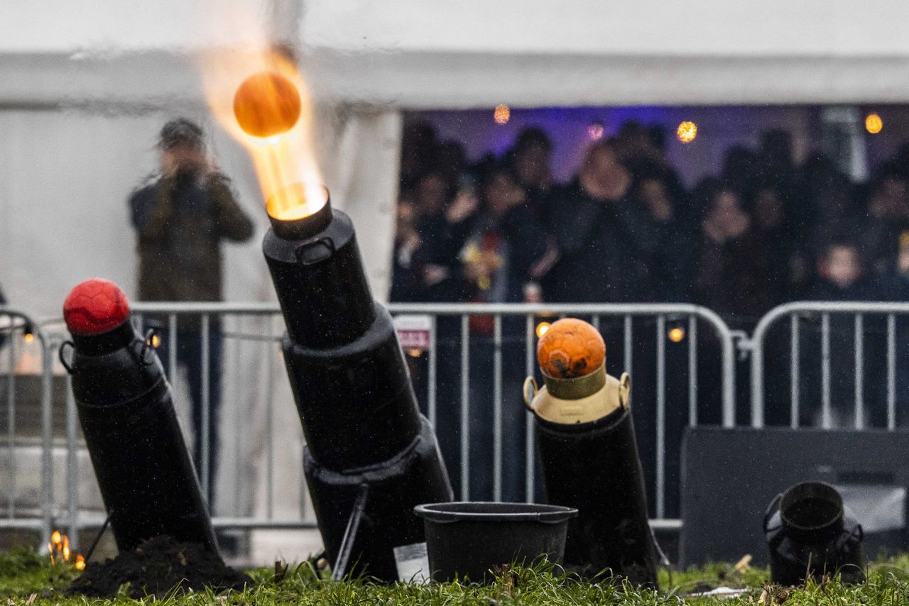 Inwoners bij het Overijsselse Ommen luiden met carbidschoten 2022 uit.