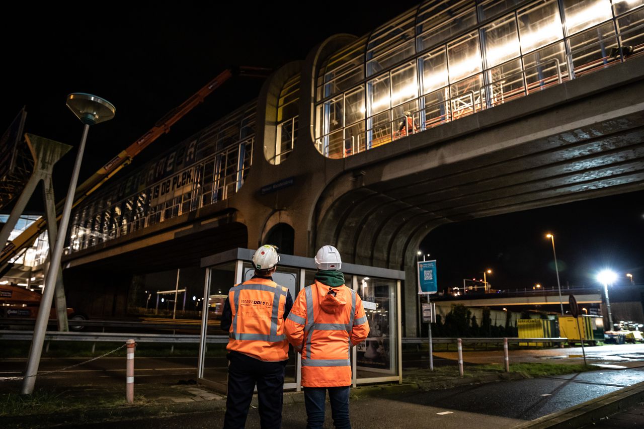 Werkzaamheden aan de Nelson Mandelabrug boven de A12.