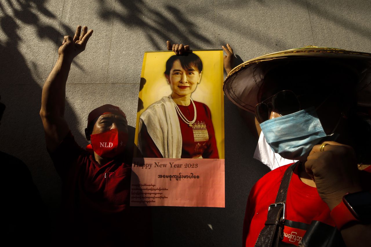 Een Myanmarese migrant in Bangkok houdt een afbeelding van Aung San Suu Kyi omhoog bij ambassade van Myanmar.