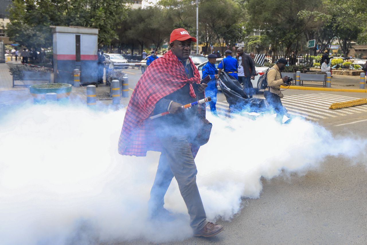 Een Maasai-activist tijdens een protest in de Keniaanse hoofdstad Nairobi tegen de verdrijving van het nomadenvolk uit Loliondo en Ngorongoro in Tanzania.