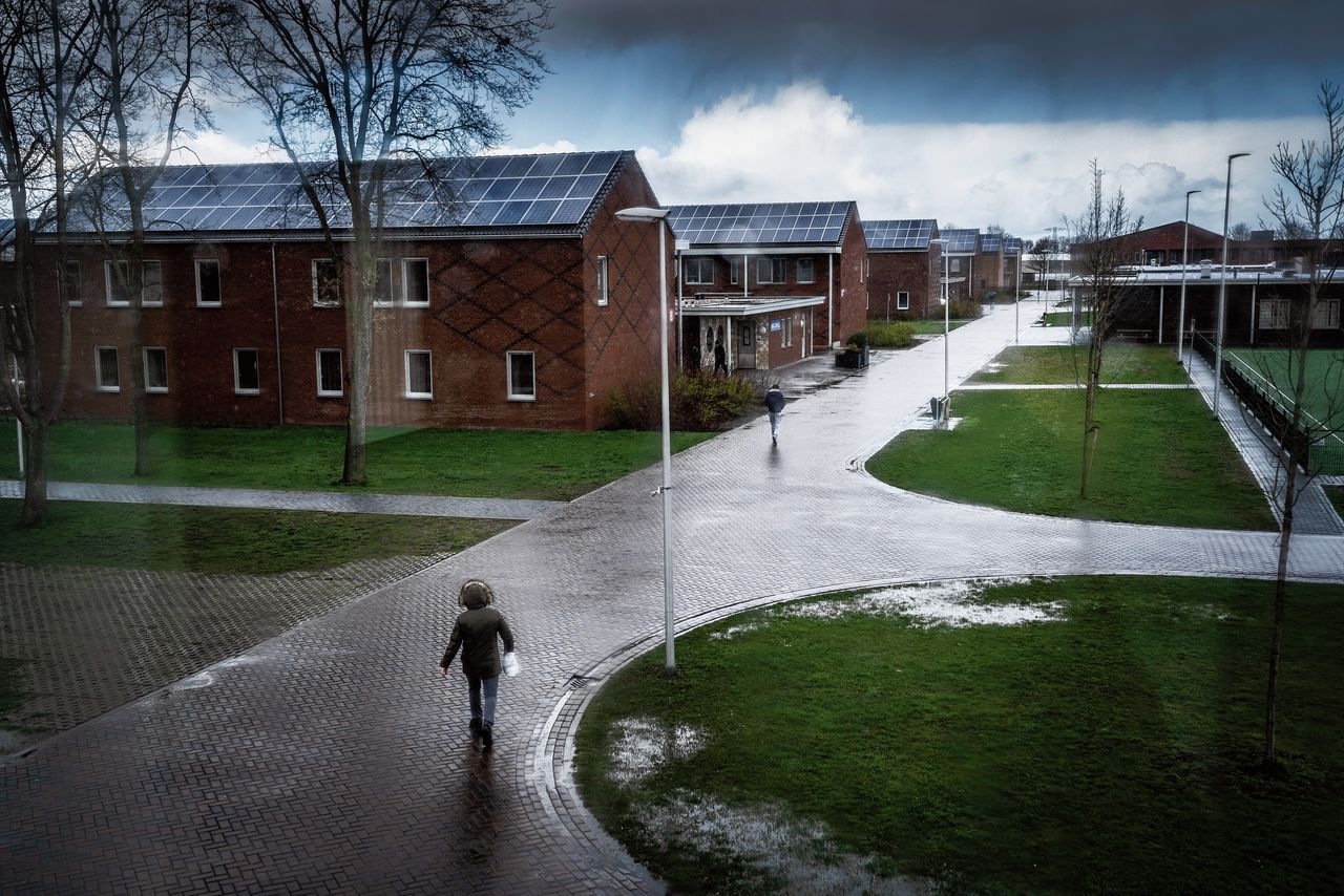 Het asielcomplex in Ter Apel. De asielcrisis schaadt de gezondheid van kinderen, zien ze bij het Expertisecentrum Kinderen en Adolescenten Nieuw in Nederland.