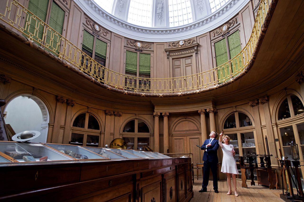 Koning Willem-Alexander krijgt een rondleiding door het Teylers Museum van toenmalig directrice Marjan Scharloo.