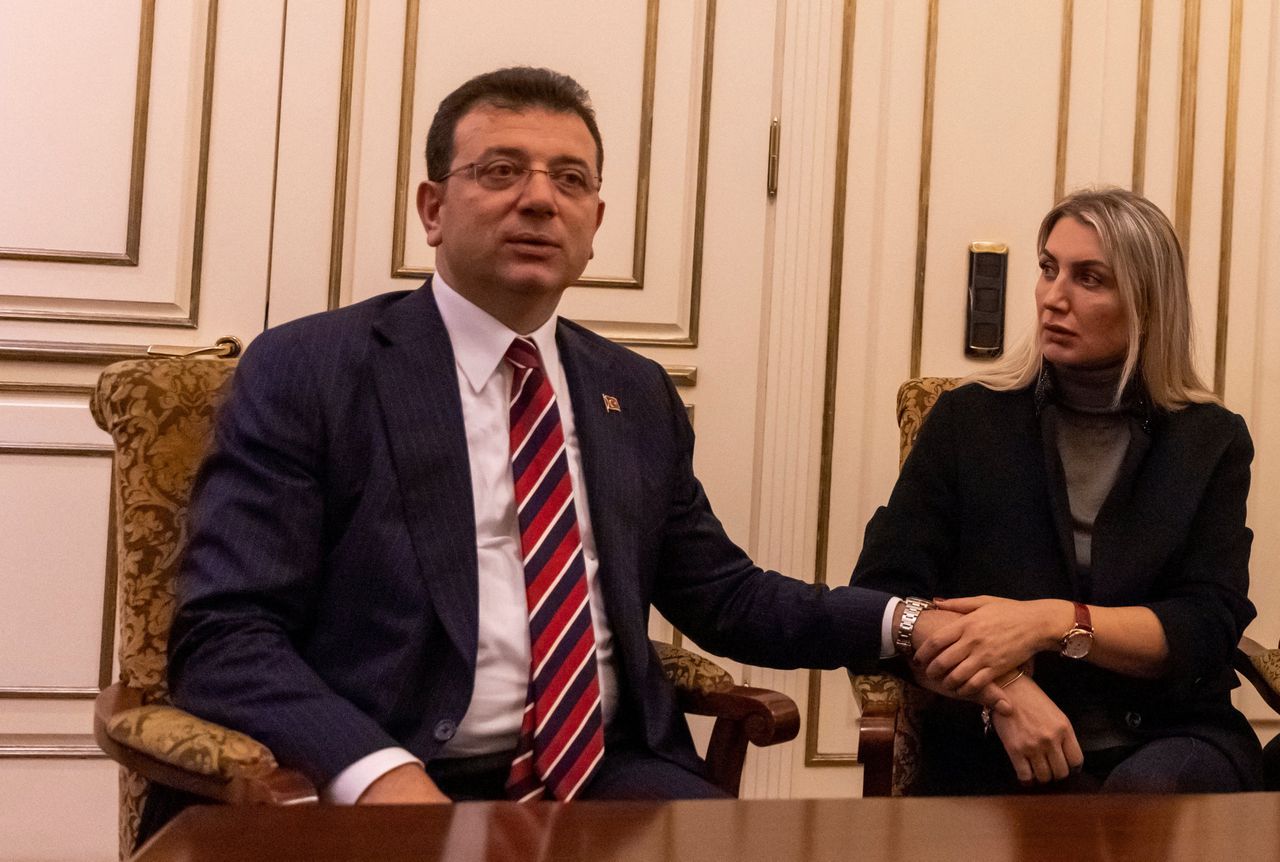 Ekrem Imamoglu, burgemeester van Istanbul, met zijn vrouw Dilek in zijn kantoor. Woensdag werd hij veroordeeld tot een celstraf van twee jaar en zeven maanden.