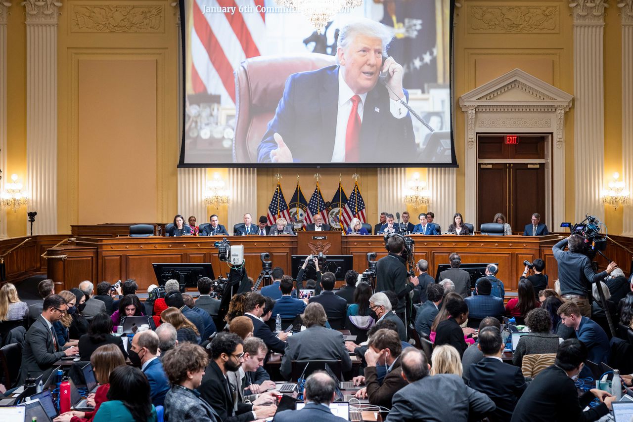 De Amerikaanse onderzoekscommissie naar de bestorming van het Capitool stelde op haar afsluitende zitting maandag dat oud-president Trump moeten worden vervolgd wegens zijn rol daarbij.