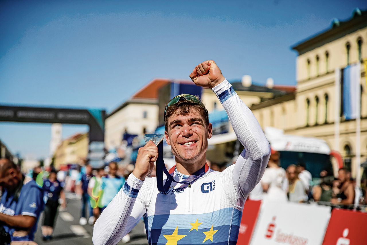 Wielrenner Fabio Jakobsen toont de gouden medaille na zijn sprintoverwinning bij het Europees kampioenschap in München, half augustus van dit jaar.