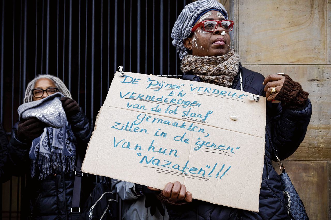 Tijdens een protest op de Dam tegen het gebrek aan overleg over de Nederlandse excuses voor het slavernijverleden, werd ook aandacht gevraagd voor de doorwerking van slavernij. Foto Robinvan Lonkhuijsen/ANP