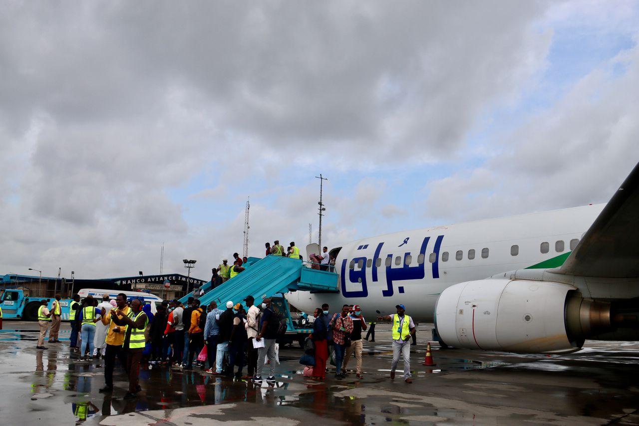 Terugkerende Nigeriaanse migranten op een vlucht uit Tripoli, onderweg naar de immigratiedienst in Lagos.