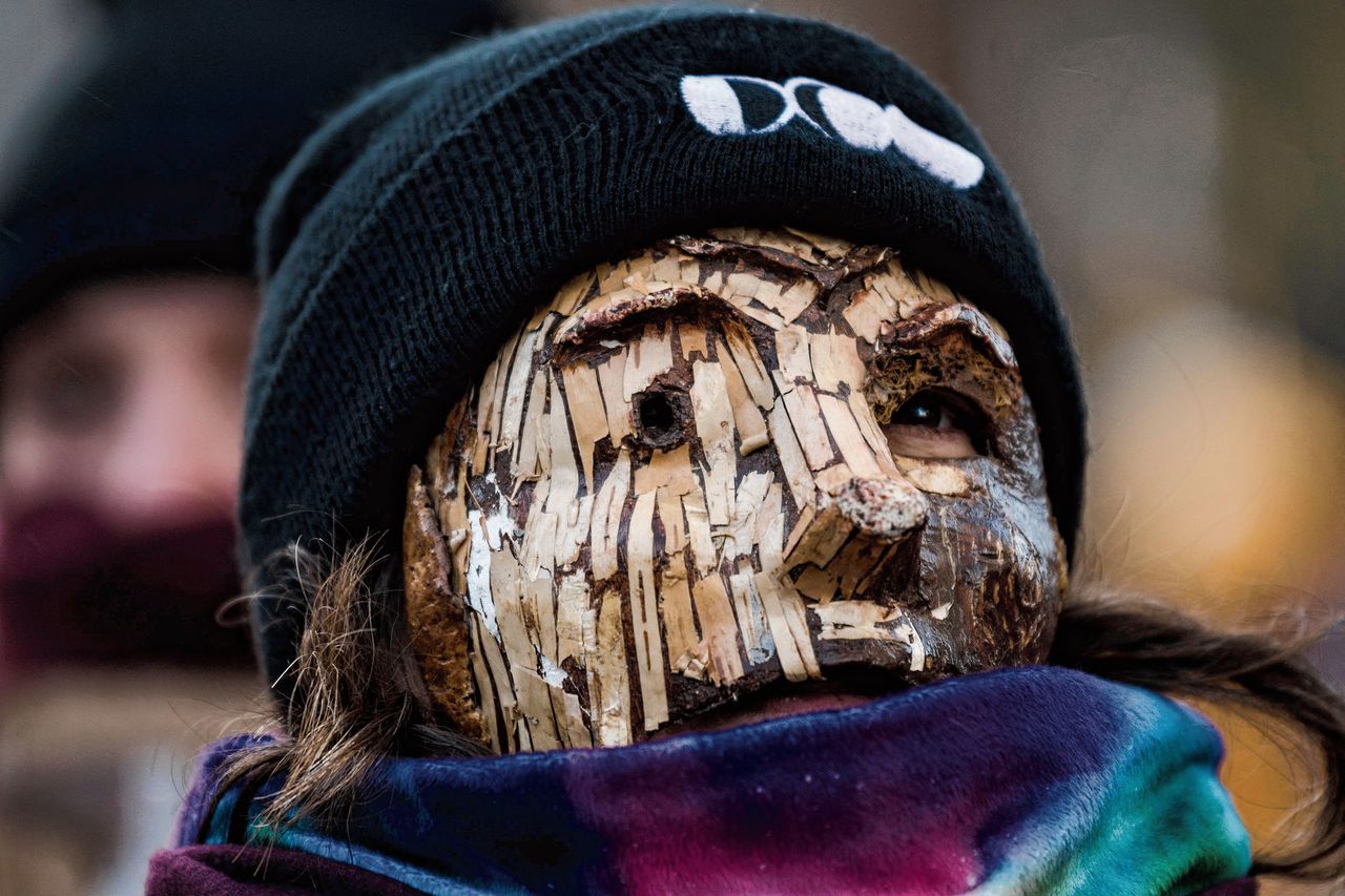 Milieuactivisten en mensen van inheemse volken demonstreren in Montreal voor een goede uitkomst van de biodiversiteitstop.