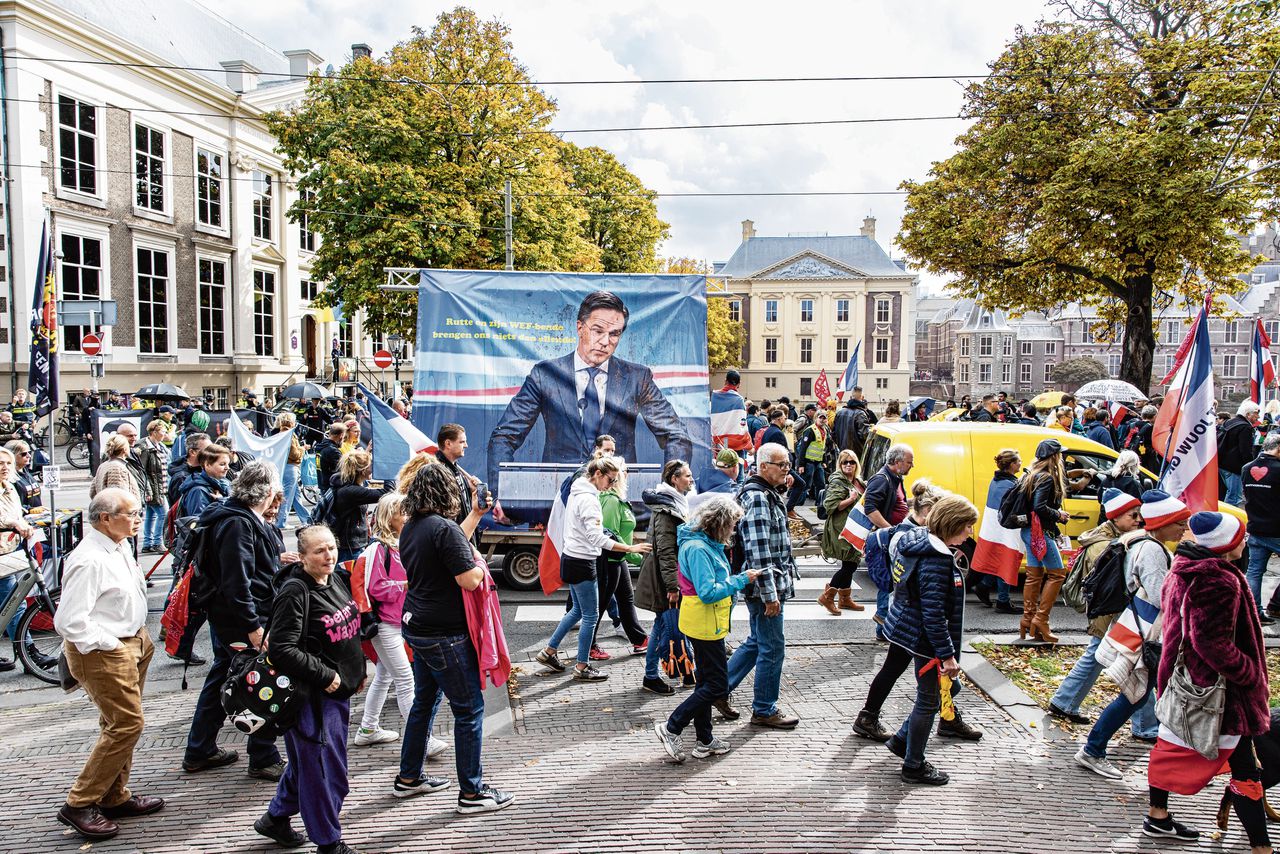 Protest tegen premier Mark Rutte en „zijn WEF-bende”. Complottheorieën worden door de NCTV als risico gezien.