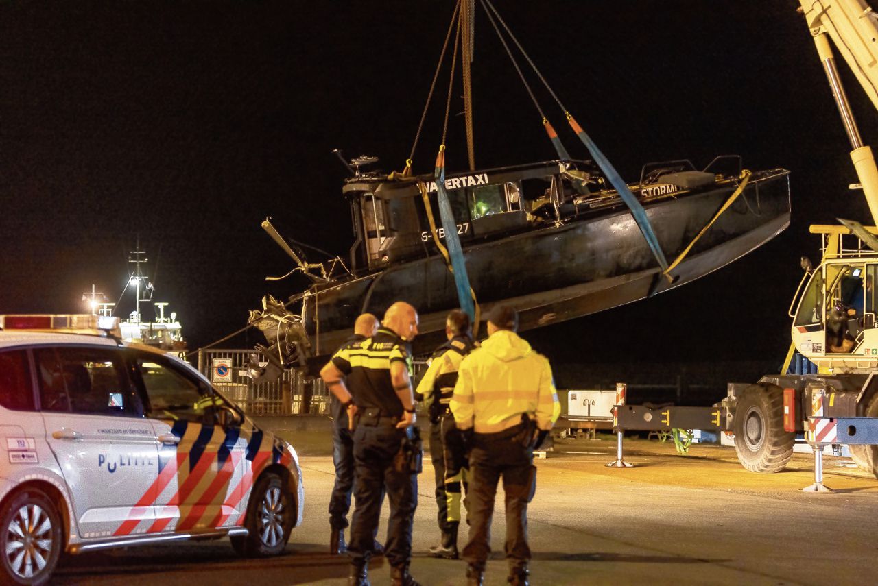 De bij een aanvaring met een snelboot betrokken watertaxi arriveert op 21 oktober in de haven van Harlingen. Bij het ongeluk vielen drie doden, een kind wordt nog vermist.