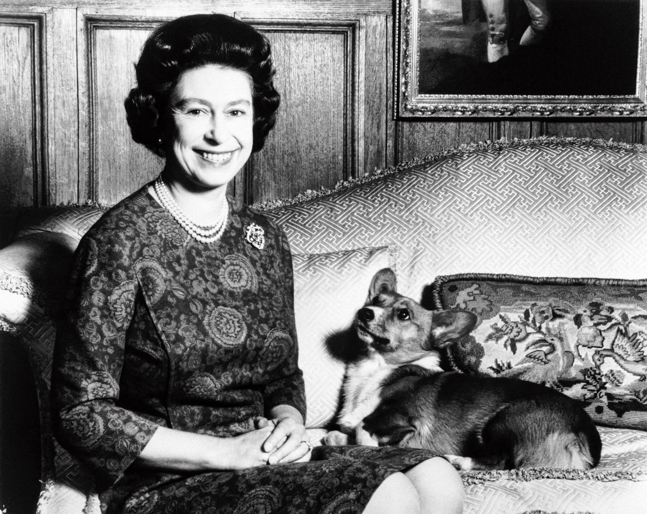 Koningin Elizabeth in 1970, met een van haar corgi’s.